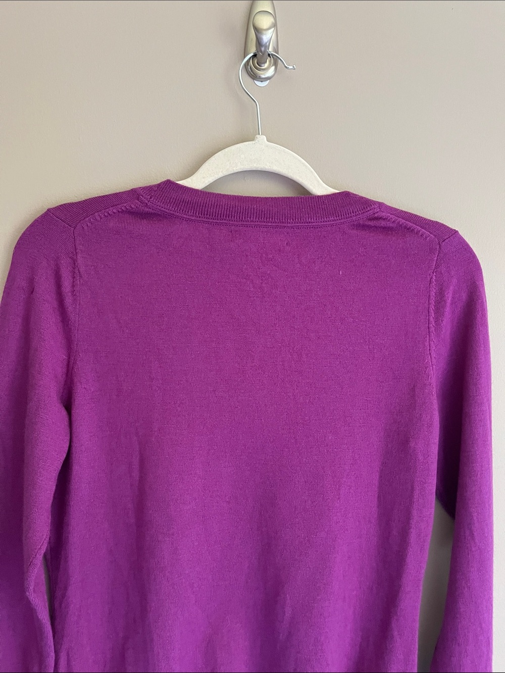 Banana Republic 100% Fine Merino Wool V-Neck Purple/ Magenta Sweater size medium - Picture 11 of 14
